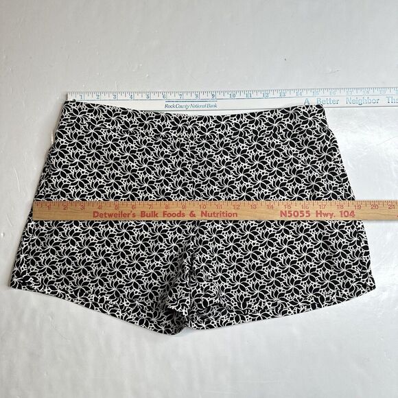 Diane Von Furstenberg Silk Shorts Womens 4 Black/White Floral Zip Front Pockets - Picture 4 of 16